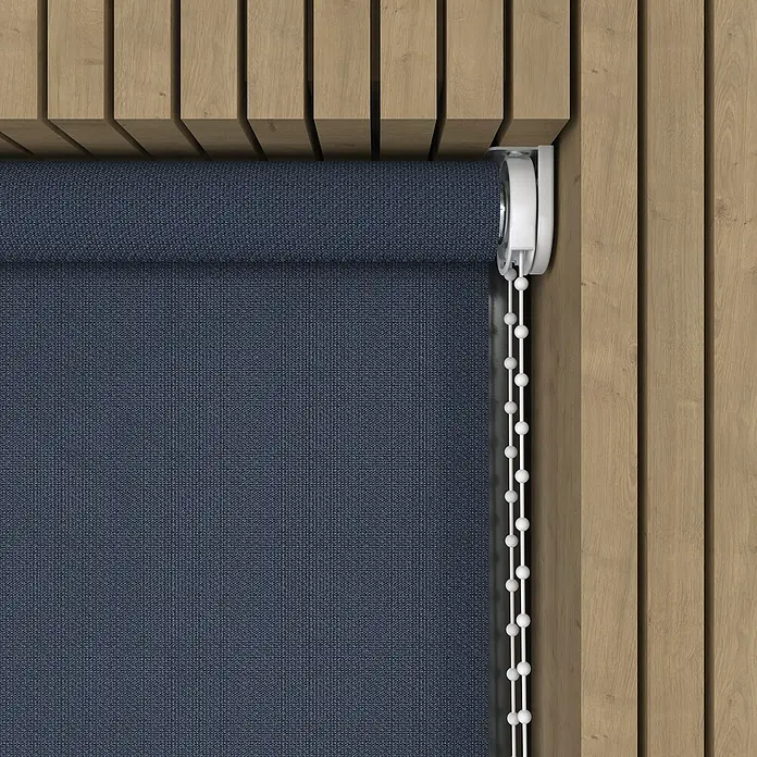 Rollo - B x H: 40 x 190 cm, Indigo, Tageslichtdurchlässig - Detailaufnahme einer blauen Rollmarkise mit weißer Zugschnur an einer Holzwand.