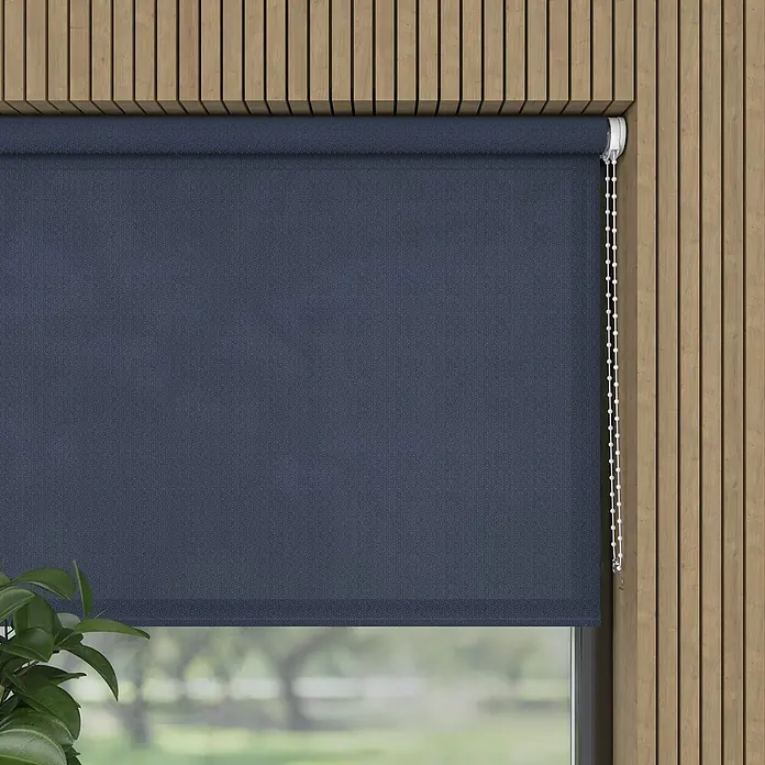 Rollo - B x H: 40 x 190 cm, Indigo, Tageslichtdurchlässig - Eine blaue Rollmarkise mit Schnur vor einem Fenster und einer Holzpaneelwand.