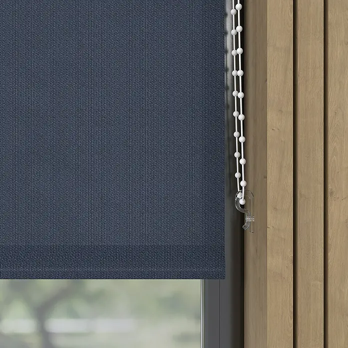Rollo - B x H: 40 x 190 cm, Indigo, Tageslichtdurchlässig - Eine detailreiche Nahaufnahme eines dunkelblauen Rollos vor einem Fenster, das teilweise geöffnet ist.