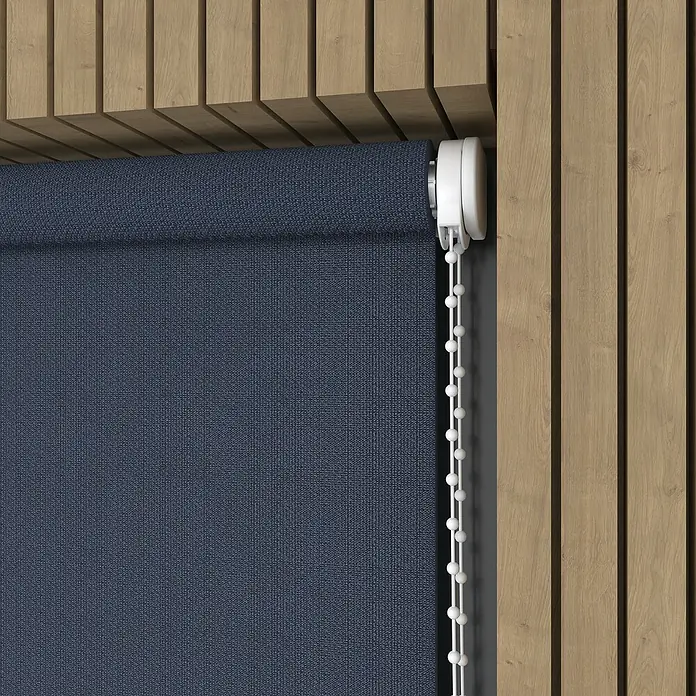 Rollo - B x H: 40 x 190 cm, Indigo, Tageslichtdurchlässig - Nahaufnahme einer blauen Rollade mit weißer Zugschnur, montiert an einer hellbraunen Holzpaneelwand, die das stilvolle Design hervorhebt.
