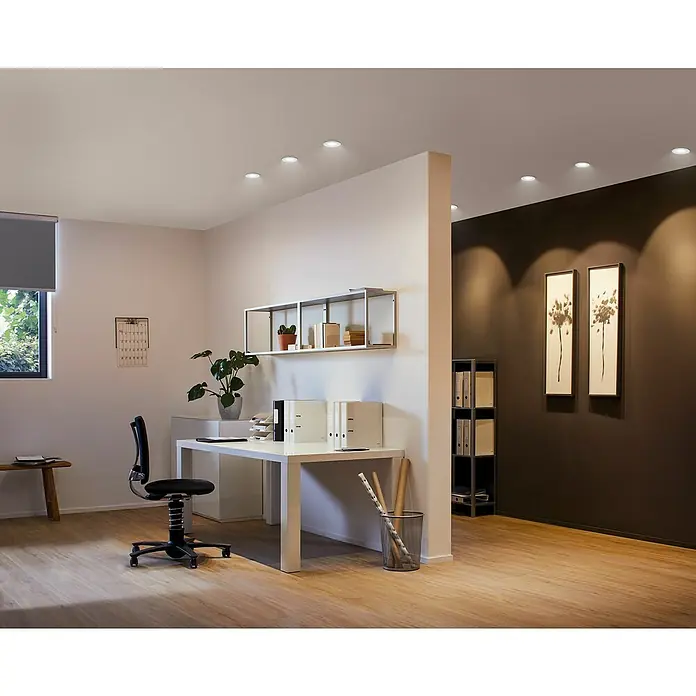 Paulmann Nova LED-Einbauleuchte rund Plus - 35 W, Ø x H: 9,3 x 4,5 cm, Weiß - Ein modernes Büro mit klarem Design, ausgestattet mit Einbaustrahlern für eine angenehme Beleuchtung. Helle Farben und natürliche Elemente dominieren.