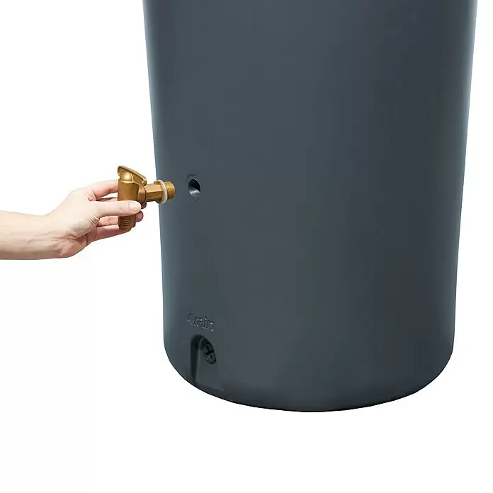 Garantia Regenspeicher Azura 2in1 - 230 l, Graphite - Hand installiert einen messingfarbenen Wasserhahn in eine dunkelgraue Regentonne.