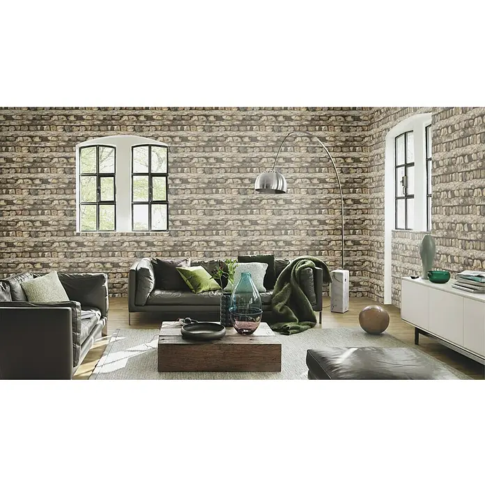 Rasch Vliestapete Holzstapel - Braun, Holzoptik, 10,05 x 0,53 m - Wohnzimmer mit Ledersofa, Holztisch und Ziegelwandtapete. Die Ziegelwandtapete verleiht dem Raum einen rustikalen Charme.