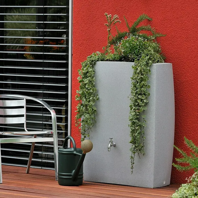 Arves Regenspeicher Noblesse - 275 l, Granitfarben, 1 Stk. - Ein grauer, rechteckiger Wasserbehälter mit bepflanzter Oberseite und einem Wasserhahn, der sich perfekt in jeden Garten einfügt.