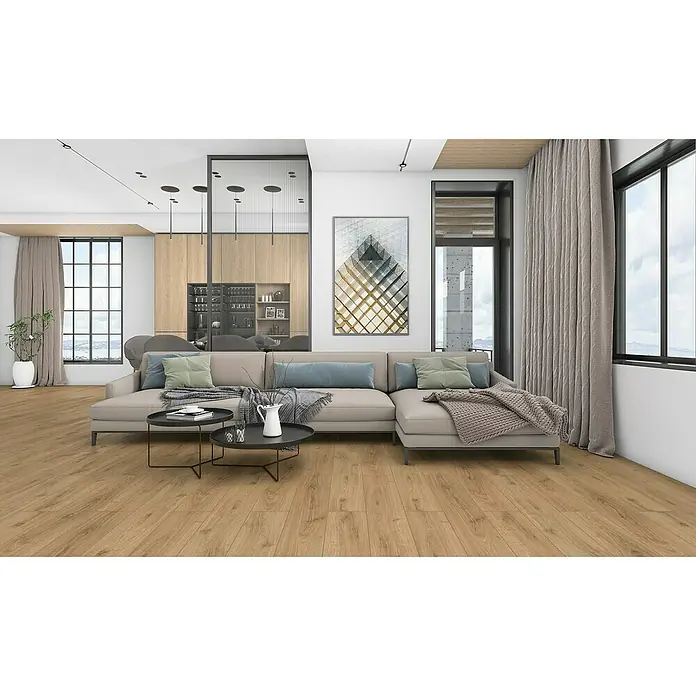 LOGOCLIC Junta de transición Vulcan/Selva - 2,44 m x 42 mm x 12 mm, Pegado - Una sala de estar acogedora con un cómodo sofá seccional, mesas elegantes y un cálido suelo de madera que crea un ambiente agradable.