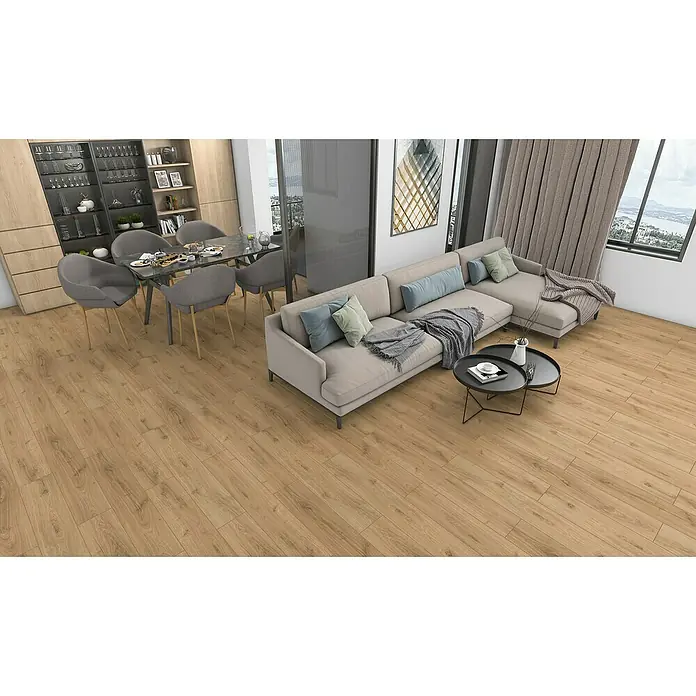 Laminado Roble Bach - 1.202 x 195 x 12 mm, Roble, AC5 - Imagen de un suelo de madera clara en un salón moderno con sofá, mesa y zona de comedor.