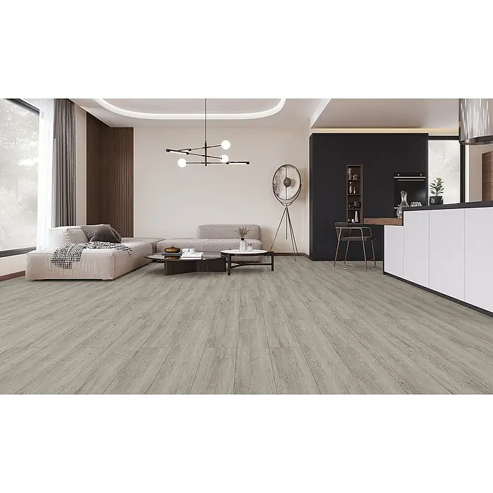 LOGOCLIC Junta de transición Thermes - 2,44 m x 42 mm x 18 mm, Pegado - Luminoso salón con un sofá moderno, mesas de centro y una mesa de comedor con silla, destacado por el suelo de madera clara.