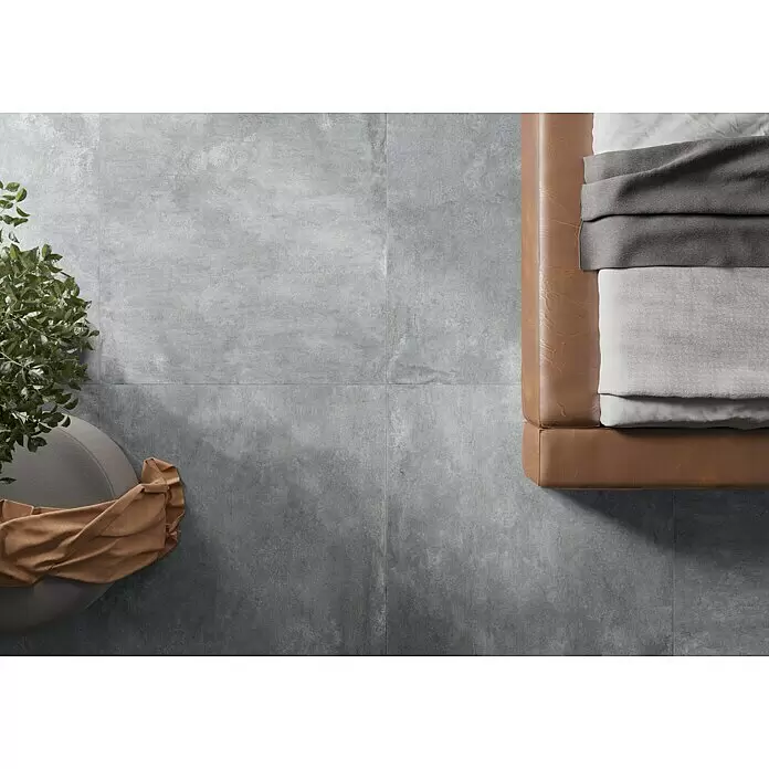 RAK Ceramics Terrassenfliese Opificio 2.0 - 60 x 120 x 2 cm, Grau, Matt - Graue Betonoptik-Bodenfliesen in einem modernen Schlafzimmer mit Bett und Topfpflanze.