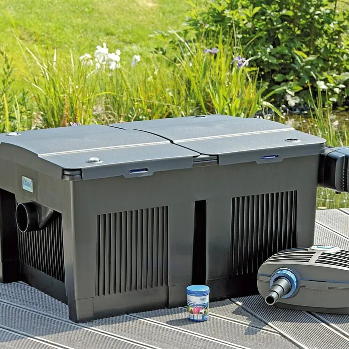 Oase Durchlauffilter-Set BioSmart 36000 - 100 W, Fördermenge pro Std.: 11.500 l - Oase Teichfilteranlage mit Pumpe und Zubehör auf einer Holzterrasse im Garten.