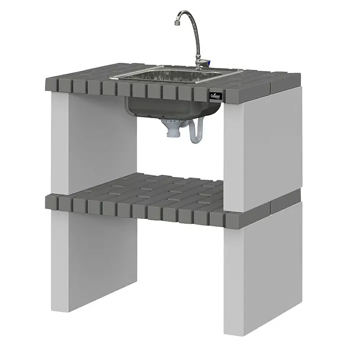 Barbacoa con chimenea Alvor con fregadero - An x Pr x Al: 167 x 47 x 224 cm, Superficie parrilla: 64 x 38 cm, Hormigón - Un lavabo con dos estantes y un grifo. El lavabo gris está montado sobre una plataforma con soportes blancos.