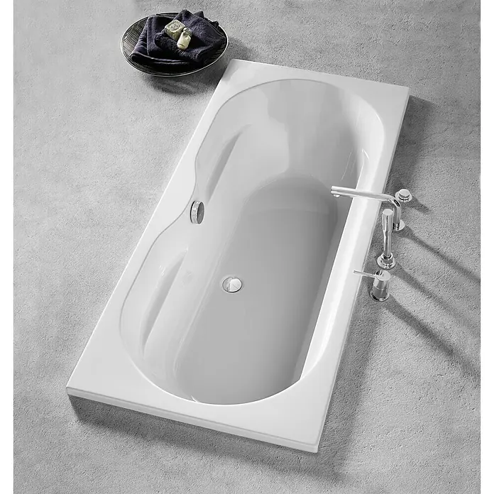 Camargue Montpellier Badewanne - 180 x 80 cm, Sanitäracryl, Weiß - Einbau-Badewanne in Weiß mit Armaturen und Badaccessoires auf grauem Hintergrund.