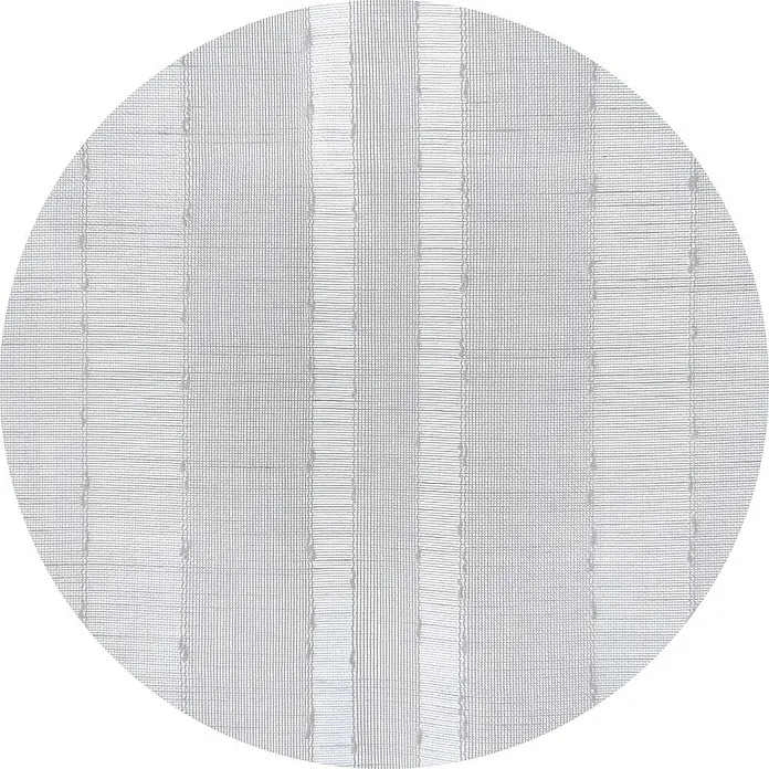 Estor plegable Raya Vertical - An x Al: 120 x 175 cm, Gris - Primer plano de una cortina blanca circular con textura sutil y rayas delicadas, filtrando la luz suavemente.