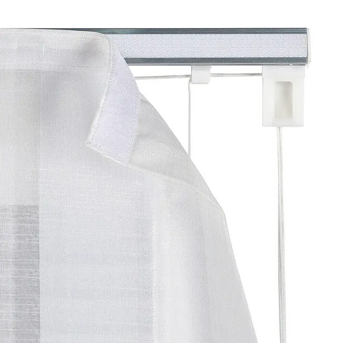 Estor plegable Raya Vertical - An x Al: 120 x 175 cm, Gris - Primer plano de una cortina blanca traslúcida con velcro adherido a un riel plateado con cordones.