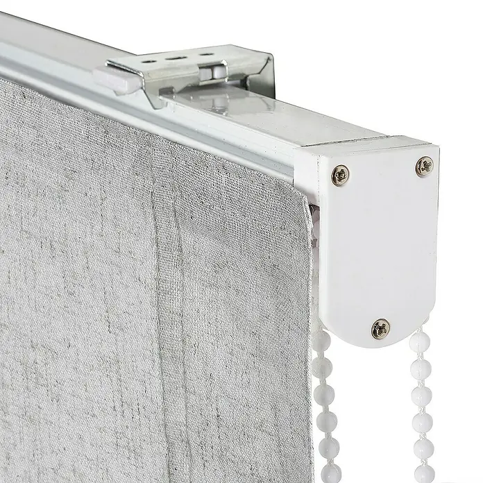 Estor enrollable Paqueto Linum - An x Al: 135 x 175 cm, Gris, Unicolor - Primer plano de un estor enrollable gris con soporte plateado y cadena blanca, que proporciona protección solar elegante.