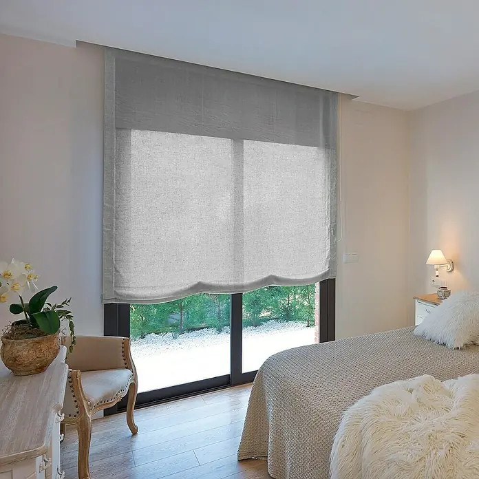 Estor enrollable Paqueto Linum - An x Al: 135 x 175 cm, Gris, Unicolor - Estores enrollables de tela gris delante de una ventana en una habitación luminosa. El estor está parcialmente bajado, dejando entrar la luz.