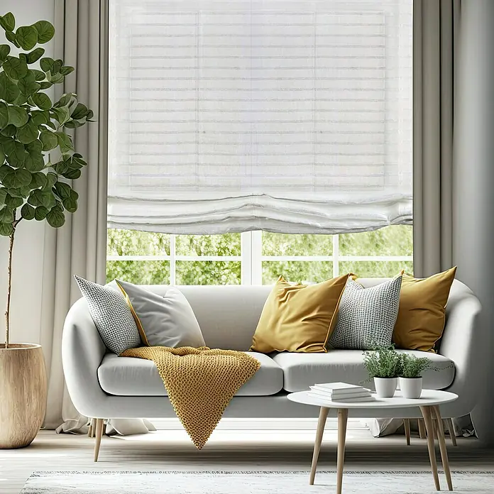 Estor plegable Paqueto Cintas - An x Al: 150 x 175 cm, Blanco - Elegante sala de estar con estores enrollables blancos que filtran suavemente la luz. Esta elegante decoración de ventanas complementa el interior moderno.