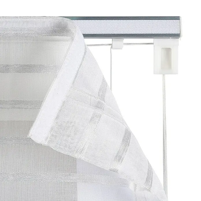 Estor plegable Paqueto Cintas - An x Al: 150 x 175 cm, Blanco - Primer plano de una persiana enrollable blanca a rayas con controles y cuerdas sujetas a un riel.
