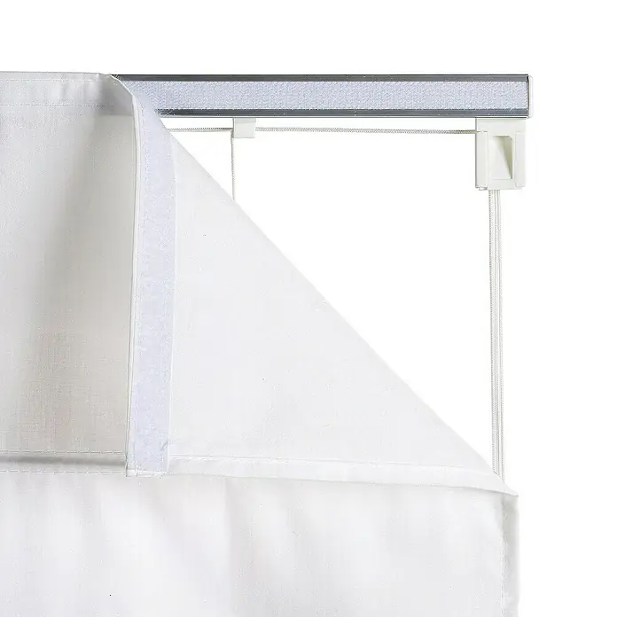 Estor plegable City - An x Al: 75 x 175 cm, Blanco - Primer plano de un estor enrollable blanco con sistema de riel y cordón. El estor está parcialmente abierto y muestra el sistema de fijación.
