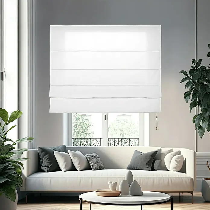 Estor plegable City - An x Al: 75 x 175 cm, Blanco - Elegantes estores romanos blancos frente a una ventana en un salón luminoso. La decoración de ventanas perfecta para un hogar moderno.