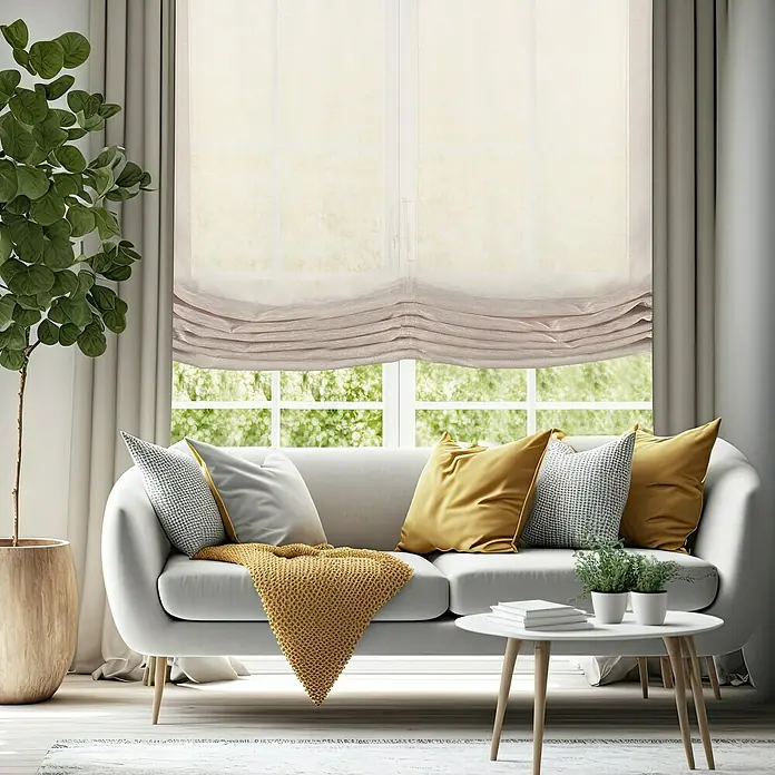 Estor plegable Paqueto Basic - An x Al: 90 x 175 cm, Piedra - Luminosa sala de estar con un sofá blanco, toques de amarillo y una planta de interior. Las ventanas tienen cortinas modernas y recogidas.