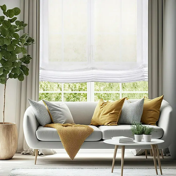 Estor plegable Paqueto Basic - An x Al: 150 x 175 cm, Blanco - Escena de sala de estar con sofá blanco, cojines amarillos y manta de punto delante de una ventana con cortinas y persianas.