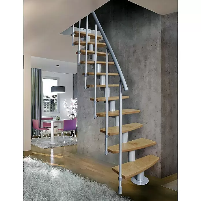 Atrium Raumspartreppe Mini Plus - Farbton Metall: RAL 9006, Breite: 60 cm, Buche, Geschosshöhe: 222 cm - 300 cm - Moderne, platzsparende Treppe mit hellen Holzstufen und silbernem Metallrahmen, installiert in einem modernen Interieur.