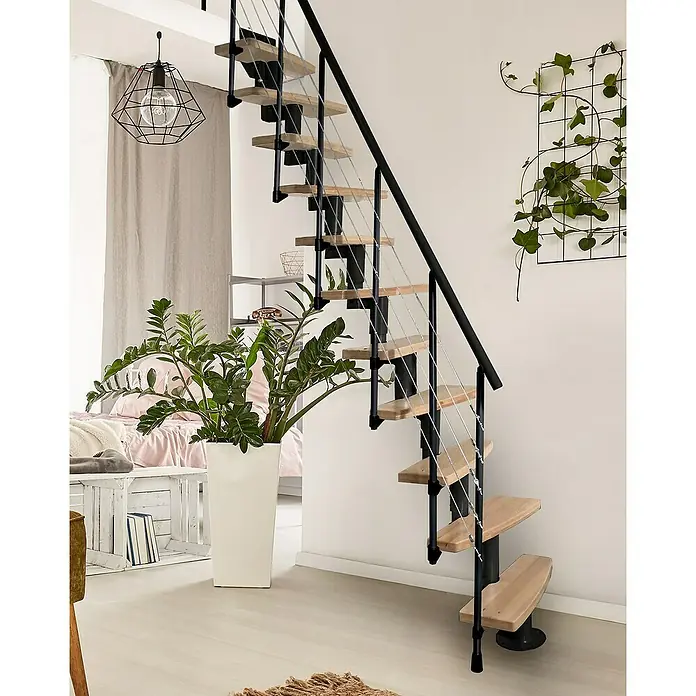 Atrium Raumspartreppe Mini Plus Linco - Farbton Metall: RAL 9005, Breite: 60 cm, Buche, Geschosshöhe: 222 cm - 300 cm - Die Aufnahme zeigt eine moderne Treppe mit Holzstufen und einem schwarzen Geländer mit Stahlseilen in einem hellen Raum.