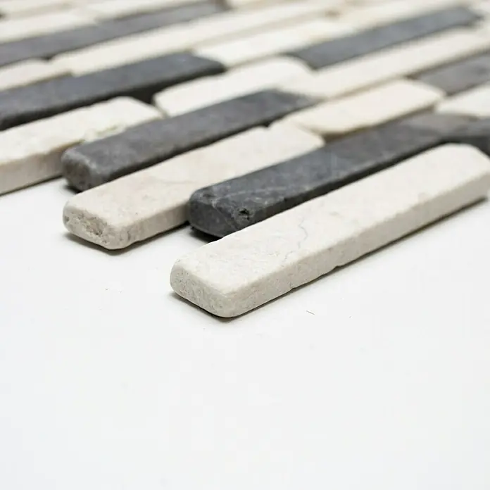 Mosaikfliese MOS BRICK 115 - 30,5 x 30,5 cm, Schwarz/Weiß, Matt - Nahaufnahme von grauen und weißen Marmor-Mosaikfliesen, die ein lineares Muster auf einer hellen Oberfläche bilden. Ideal für moderne Wandgestaltungen.