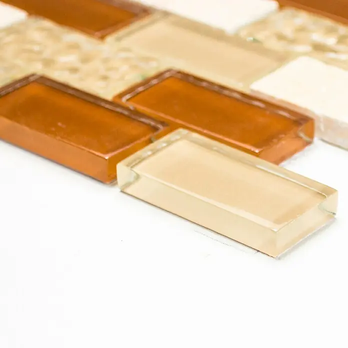 Mosaikfliese Crystal Mix XCM MB834 - 32,2 x 31 cm, Beige, Glänzend - Nahaufnahme von stilvollen Glasmosaikfliesen in Beige- und Brauntönen, ideal für moderne Wand- und Bodengestaltungen.