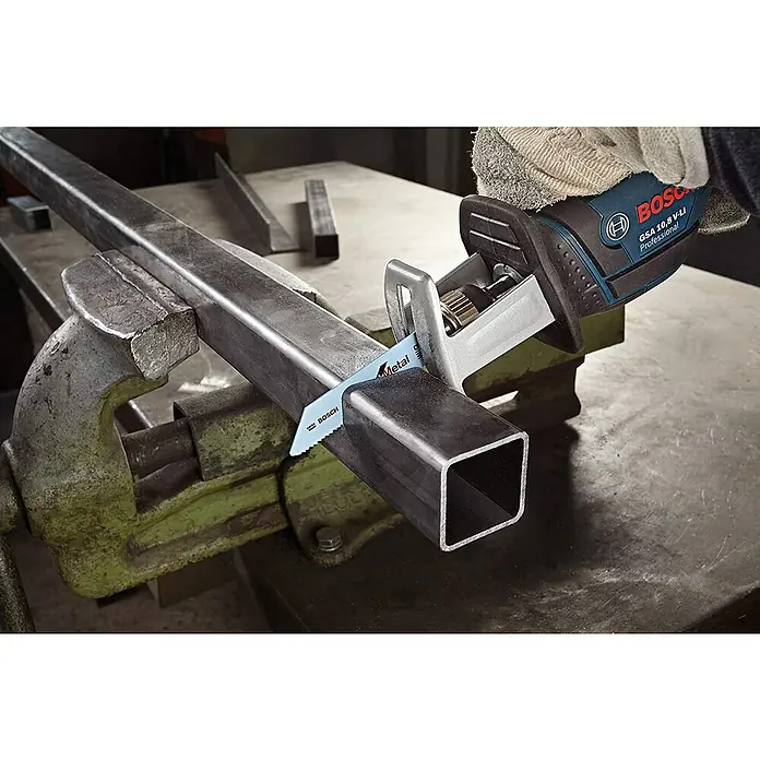 Bosch Säbelsägeblatt-Set - 20 -tlg. - Nahaufnahme einer Bosch GSA 10,8 V-LI Professional Säbelsäge beim Schneiden eines Metallrohrs, das in einem Schraubstock befestigt ist.