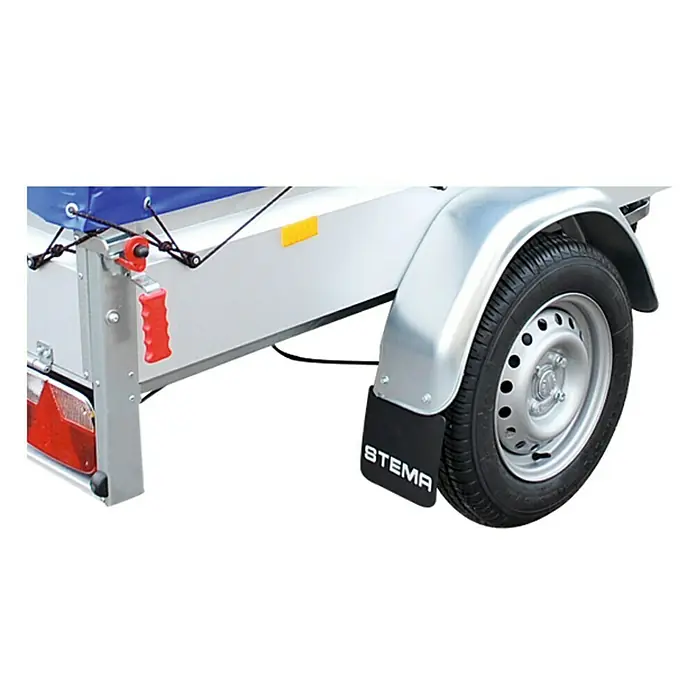 Stema Anhänger BASIC 1000 Kompakt - Nutzlast: 830 kg, Einachser, Kasteninnenmaß: 201 x 108 x 33 cm, Gebremst - Nahaufnahme eines Stema Anhängers mit Rad, Kotflügel und Rückleuchte, ideal für den Transport.