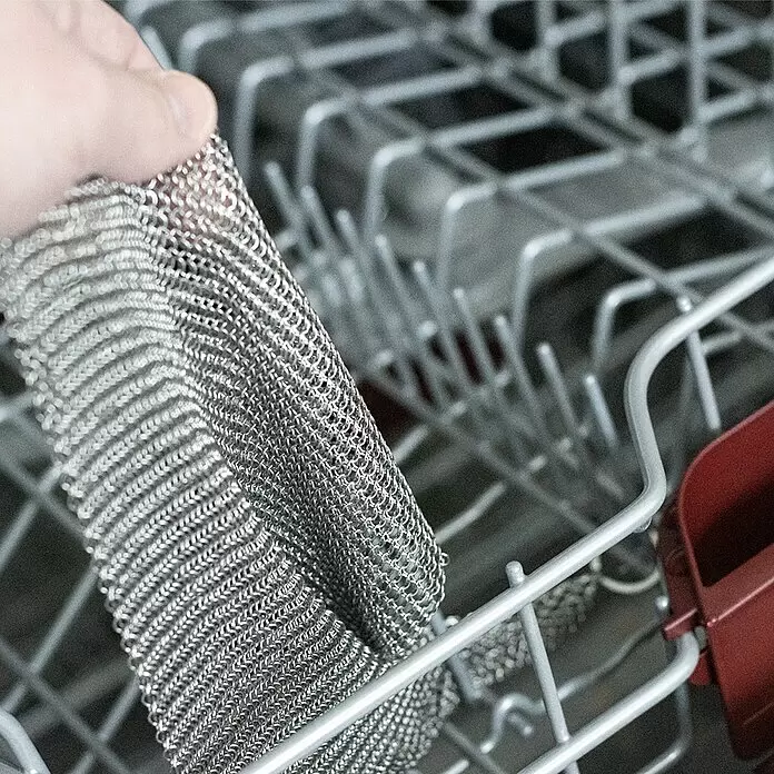 Grillreiniger Ringreiniger - L x B: 20 x 20 cm, Edelstahl - Silberner Kettenhemd-Schrubber wird in einen Geschirrspülerkorb gelegt.