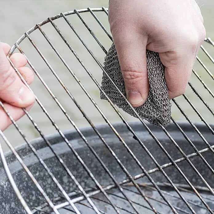 Grillreiniger Ringreiniger - L x B: 20 x 20 cm, Edelstahl - Hand reinigt schmutzigen Grillrost mit einem Edelstahl-Ringgeflecht-Reiniger.