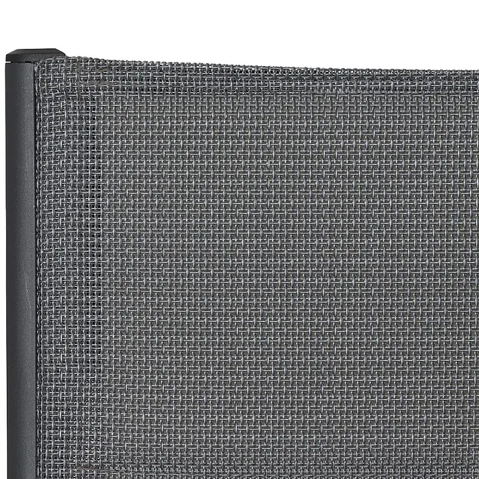 Siena Garden Tesoro Stapelsessel - Stapelbar, Anthrazit, B x T x H: 62,5 x 68 x 98 cm - Nahaufnahme von einem anthrazitfarbenen Gartensessel mit wetterfestem Textilgewebe und robustem Rahmen für den Außenbereich.