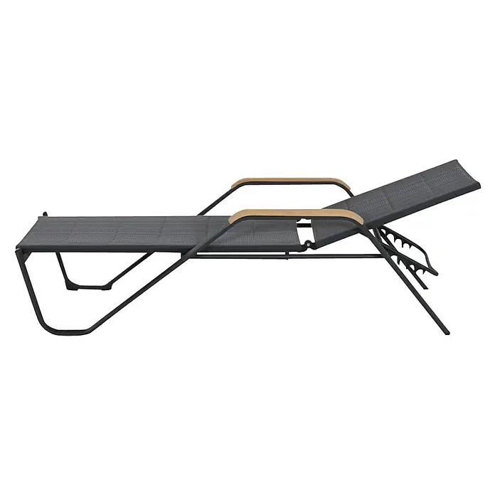 Siena Garden Tesoro Sonnenliege mit Teakapplikation - L x B x H: 195 x 69,5 x 108 cm, Anthrazit - Eine graue Sonnenliege mit Holzarmlehnen auf schwarzem Hintergrund, ideal für entspannte Stunden im Garten oder auf der Terrasse.
