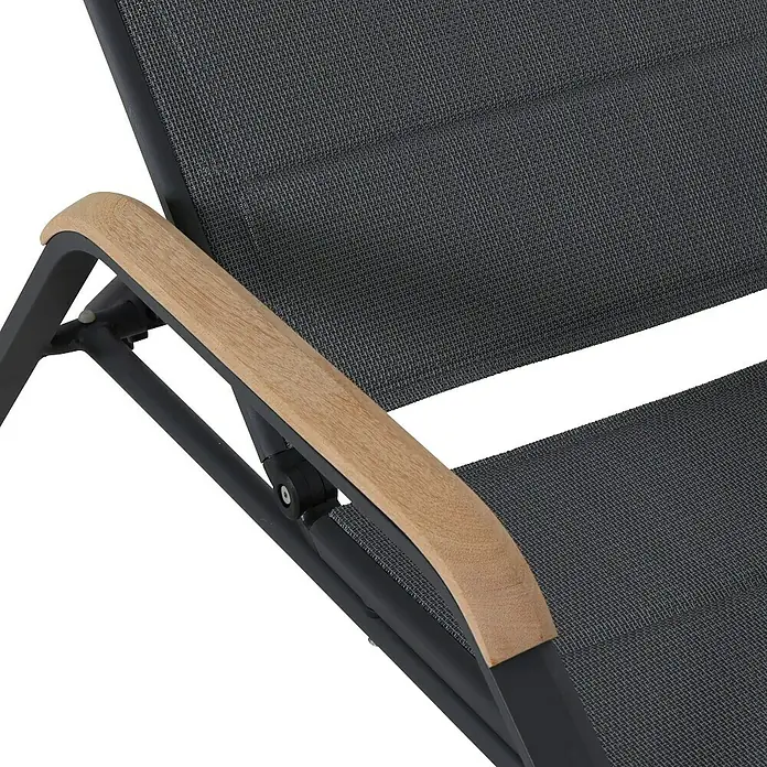 Siena Garden Tesoro Sonnenliege mit TeakapplikationL x B x H: 195 x 69,5 x 108 cm, Anthrazit - Detailaufnahme eines grauen Gartenstuhls mit Armlehne aus Holz und schwarzem Gestell.