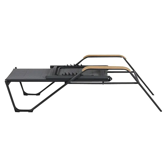 Siena Garden Tesoro Sonnenliege mit Teakapplikation - L x B x H: 195 x 69,5 x 108 cm, Anthrazit - Eine stilvolle, verstellbare Liege mit Holzarmlehnen und einem robusten, dunklen Gestell, perfekt für Entspannung im Freien.