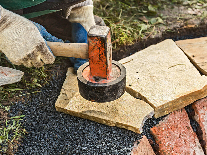 Feuerstelle bauen: Steinplatten festklopfen