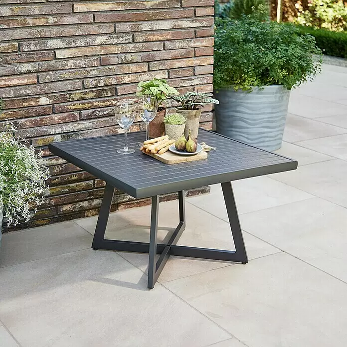 Siena Garden Garten-Beistelltisch Alexis - L x B x H: 70 x 70 x 45 cm, Aluminium, Kunststoff, Quadratisch, Anthrazit matt - Stimmungsaufnahme