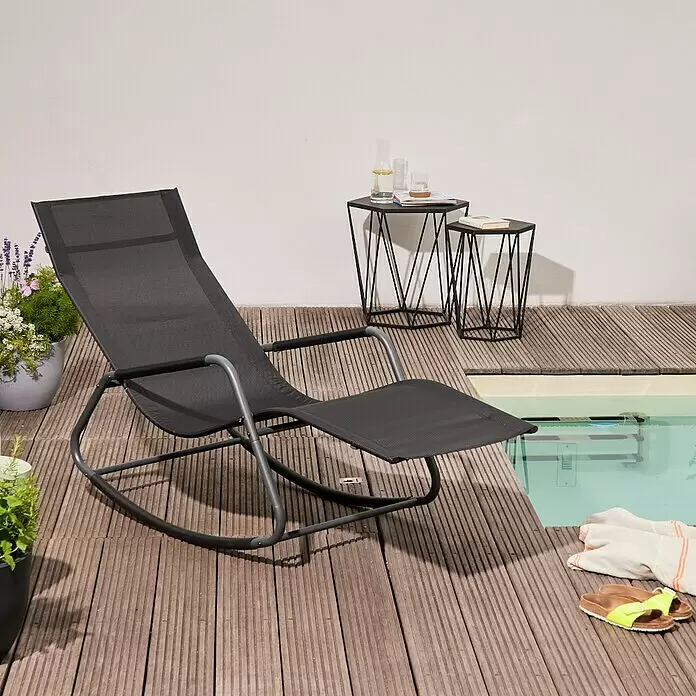 Siena Garden Gartenliege Aliano - Schwarz, Stahl, Pulverbeschichtet - Dunkelgrauer Schaukel-Liegestuhl mit Metallrahmen auf einer Holzterrasse am Pool.