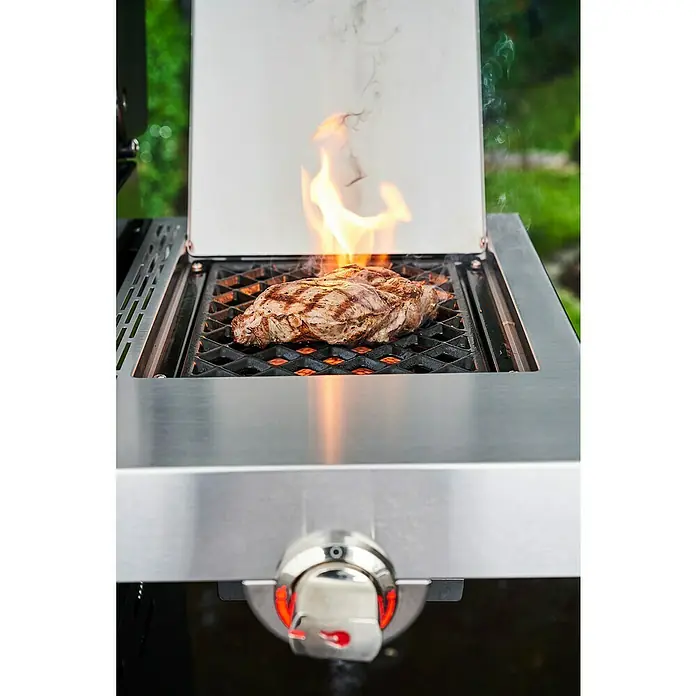 Char-Broil Gasgrill Professional Pro S2 - Anzahl Brenner: 2 - Saftiges Steak wird auf einem hochwertigen Grill mit offener Flamme gegrillt, ein Fest für Feinschmecker.