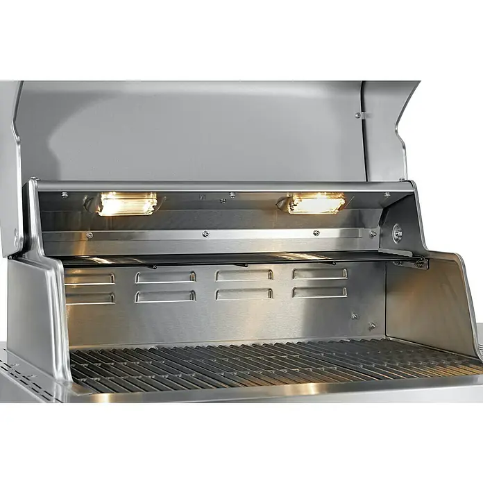 Char-Broil Outdoorküchen-Modul Ultimate 3200 - Silber, B x T x H: 100,3 x 67,3 x 120 cm, Edelstahl - Innenansicht eines Grills mit zwei Lampen, die das Grillgitter und die Edelstahlkonstruktion hervorheben.