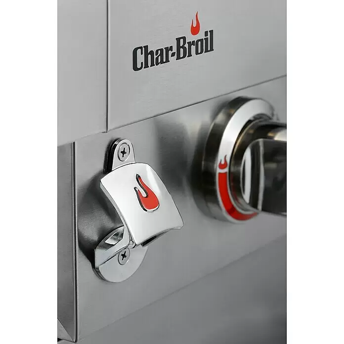 Char-Broil Gasgrill Professional Pro S2 - Anzahl Brenner: 2 - Nahaufnahme eines Char-Broil Grills: Chrom-Flaschenöffner mit rotem Flammen-Logo und Bedienknopf auf Edelstahlplatte.