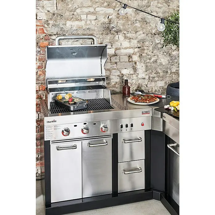 Char-Broil Outdoorküchen-Modul Ultimate 3200 - Silber, B x T x H: 100,3 x 67,3 x 120 cm, Edelstahl - Produktaufnahme eines Char-Broil Ultimate-Grills im Freien mit Grillgut. Perfekt für sommerliche Grillabende mit Freunden und Familie.