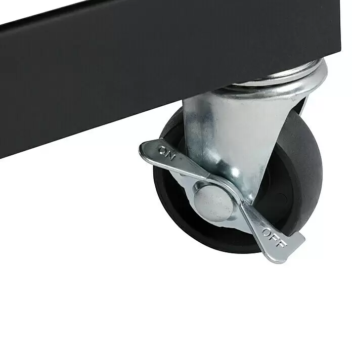 Char-Broil Gasgrill Professional Pro S2 - Anzahl Brenner: 2 - Schwarzes Lenkrollenrad mit silbernem Metallgehäuse und feststellbarem Bremshebel mit 'ON/OFF'-Markierung.