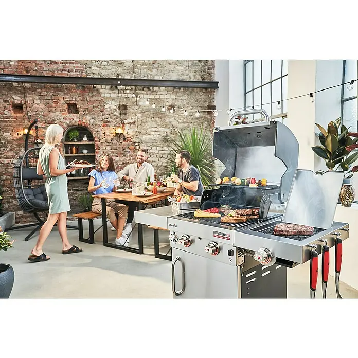 Char-Broil Gasgrill Professional Pro S2 - Anzahl Brenner: 2 - Der Char-Broil Gasgrill "Professional Pro" ist der Star dieser Outdoor-Szene, während er köstliche Speisen für ein geselliges Beisammensein zubereitet.