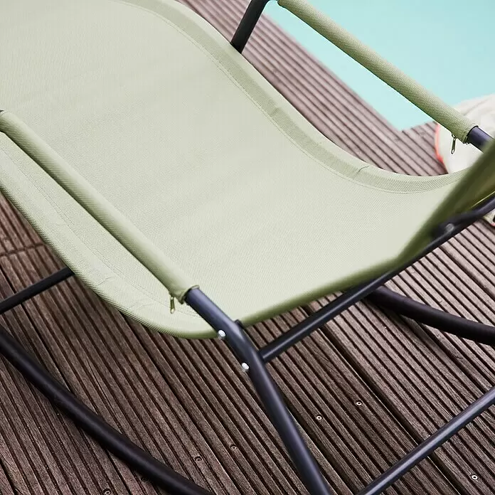 Siena Garden Gartenliege Aliano - Hellgrün, Stahl, Pulverbeschichtet - Hellgrüner Stoff-Relaxstuhl mit dunklem Metallrahmen auf einer Holzterrasse am Pool.