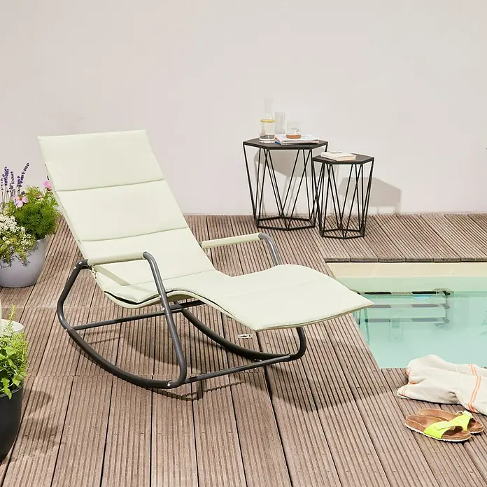 Siena Garden Gartenliege Aliano - Hellgrün, Stahl, Pulverbeschichtet - Elegante Liege mit hellgrüner Polsterung und schwarzem Metallgestell neben einem Pool, ideal zum Entspannen im Garten oder auf der Terrasse.