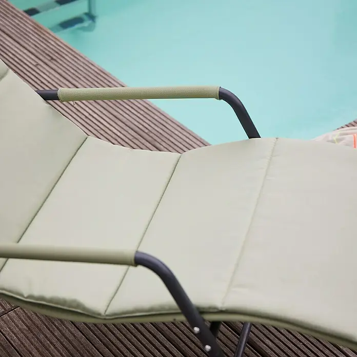 Siena Garden Gartenliege Aliano - Hellgrün, Stahl, Pulverbeschichtet - Nahaufnahme einer grünen Liege mit Armlehnen am Pool. Die Liege verspricht Komfort und Entspannung am Wasser.