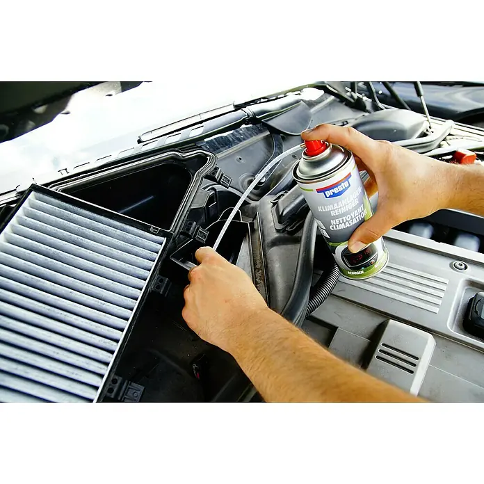 Presto Klimaanlagen-Reiniger - 400 ml - Ein Mann reinigt die Klimaanlage eines Autos mit dem Presto Klimaanlagen Reiniger, um eine optimale Leistung sicherzustellen.